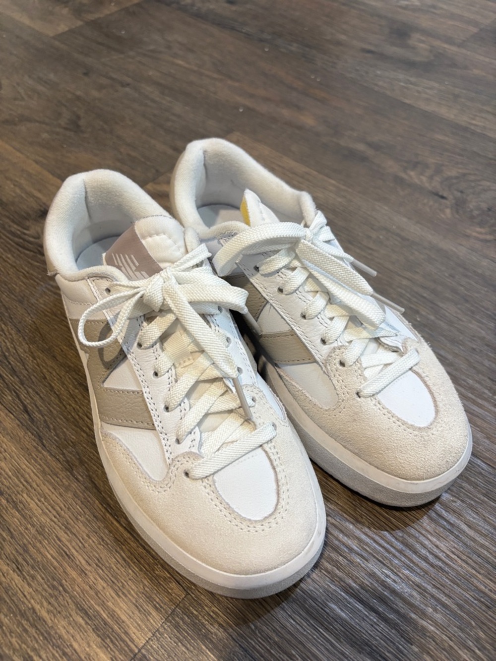 New balance CT302
Casual Low-Top Sneakers in Off-White and Light Taupe